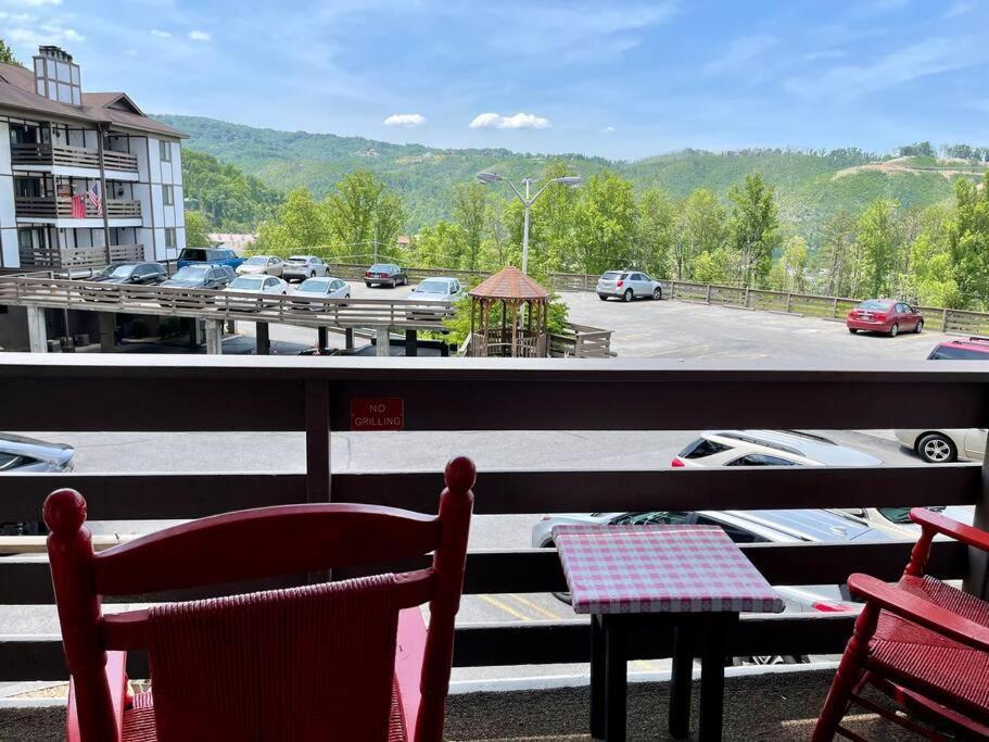 Relaxing Mountain Condo In Gatlinburg With City View ! מראה חיצוני תמונה